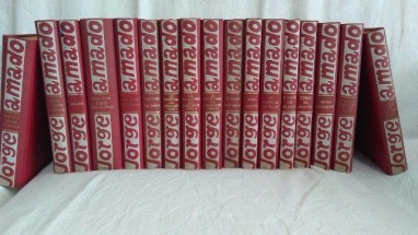 A velha coleção de livros com capa vermelha, censurados para uma garota de 12 anos.